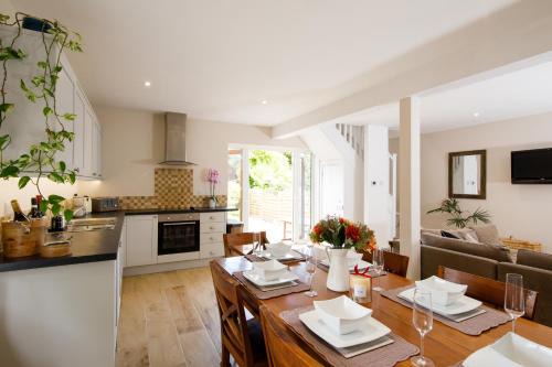 New House, " Orchard Croft Lodge ", DOG FRIENDLY, Ideal for Goodwood Events, 5 Minutes from Southend Barns, 9 Minutes From Sandy West Wittering Beach, 2 Bathrooms, Can Sleep 8 On Request, Free Wi-Fi & Sky Sports, Quiet Location, Free Parking for 8 Cars