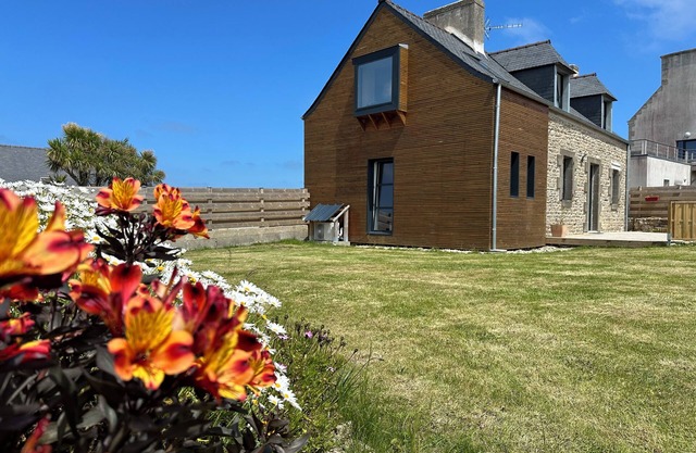 New in Roscoff, 400 m from the beach. Sea view from first floor Enclosed garden