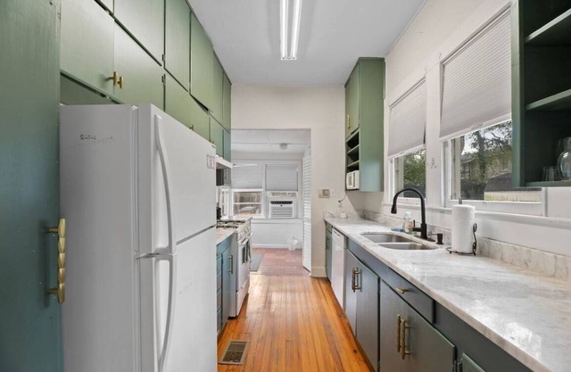 NEW King Bed | Sleeps 6 | Mardi Gras | EV Charger