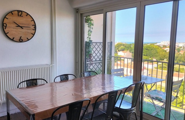 New: large, bright apartment with sea view near center and port