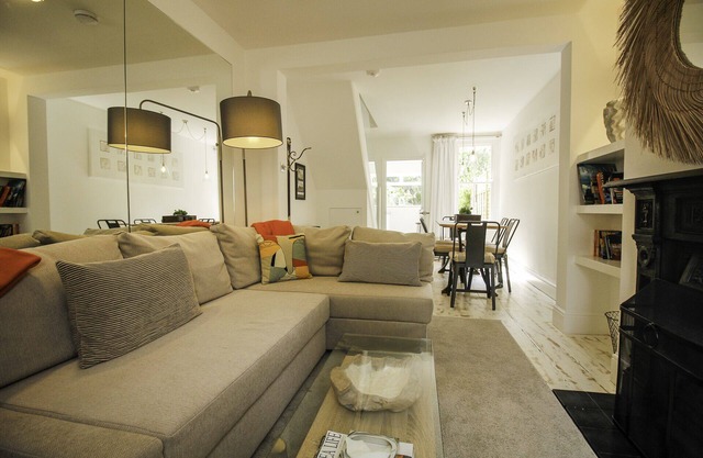 *New List *Nutshell Cottage. 3 bed/2 bath, west facing garden off high street.