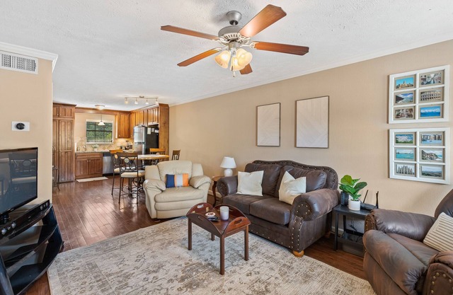 New Listing! 2/2 Auburn Apartment ~ Pets Welcome!