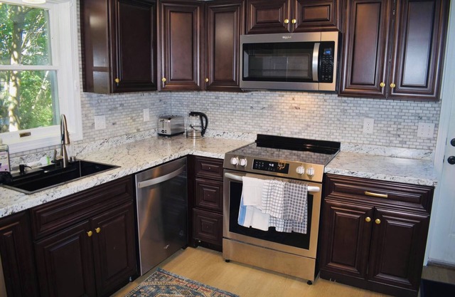 NEW LISTING! 2-bedroom house in Portland FREE parking. 5 Min to downtown.