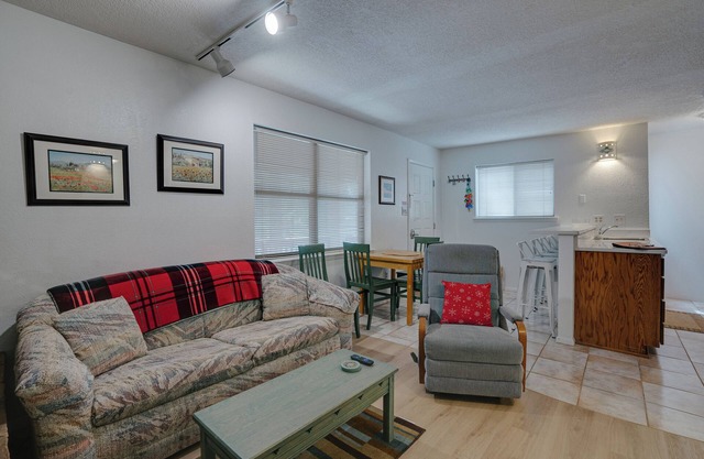 New Listing! Condo two blocks from the chair lift