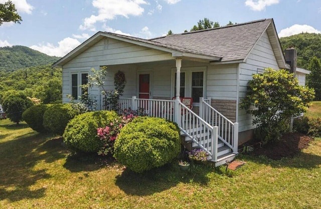 New listing! Cozy hilltop cottage with mountain views, 20 mins. from Floyd.