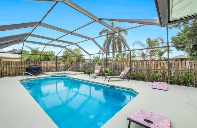 New Listing Discount! Pink Flamingo - Heated Pool/Spa, 5 miles to Vanderbilt Beach!