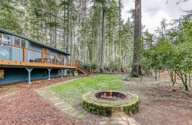 New listing! Dog-friendly family home w/ free WiFi/ fire pit/ golf course front!