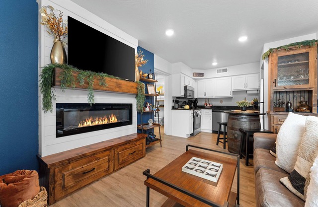 *New Listing* Downtown Getaway: No'Stairs/2 Pools/Fireplace/King Bed