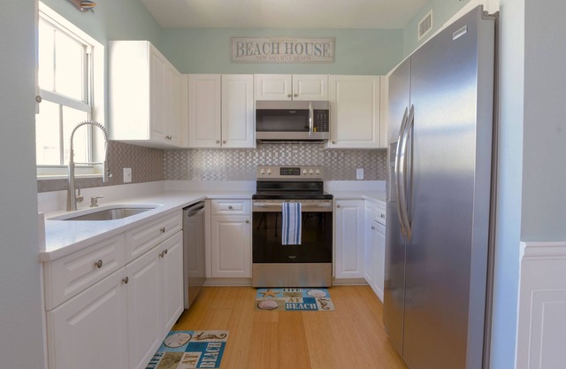 *New Listing* Luxury Courtyard Condo! Walk to Beach/Restaurants/Shops. Free WiFi