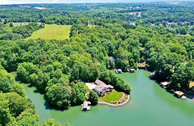 NEW LISTING! Secluded 5br Lakefront Oasis with Dock+Firepit+Kayaks- Sleeps 18