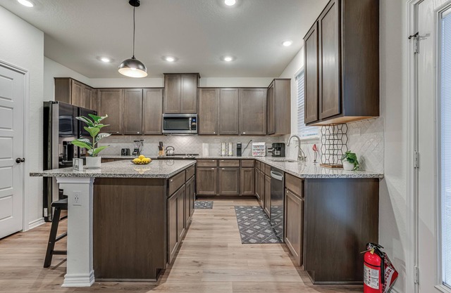 NEW LISTING! Sleeps 12 -Minutes to Six Flags! Central Location -
