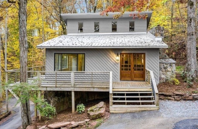 NEW LISTING! Stone Cottage - 3 Bedrooms, 1.5 Baths, Sleeps 6 by RedAwning