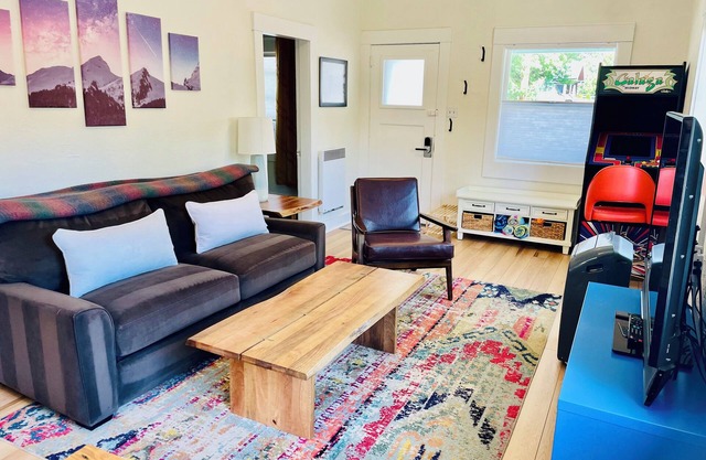 New Listing! The Best Walkable Location + Cozy, Historic Charm. Old Bend Cutie!