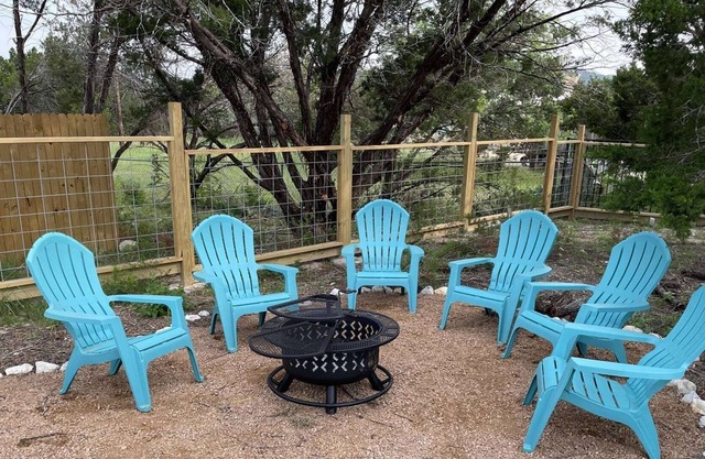 New listing! Walk to Lake, Park/Lake Access, Firepit, Horseshoes, BBQ Grill, Perfect for Families!