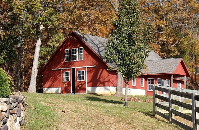 New loft apartment in a working horse barn. Minutes from Lexington and the VHC.