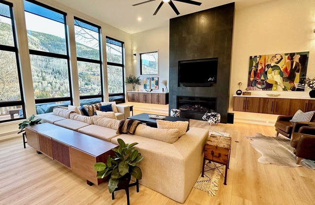 NEW LUXE SKI HOME-NOV 2024! Amazing Views - 2 Primary Suites - Hot Tub - Ski Bus