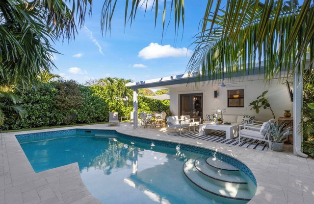 New! Luxurious Villa with Pool in West Palm Beach. 5 min from the Beach!