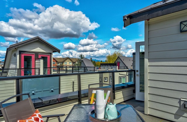New Luxury 3br/3ba Townhome +Office +Gym +Patios!