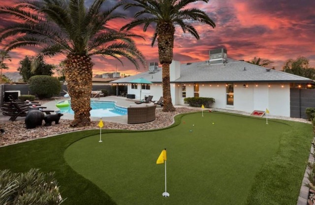NEW Luxury 4BR in Phoenix/Scottsdale W/XL HEATED Pool & Putting Green