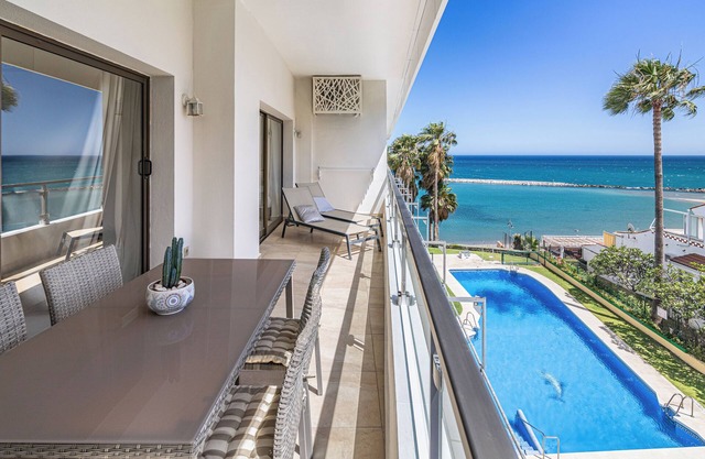 New luxury apartment 1st line, access to the beach
