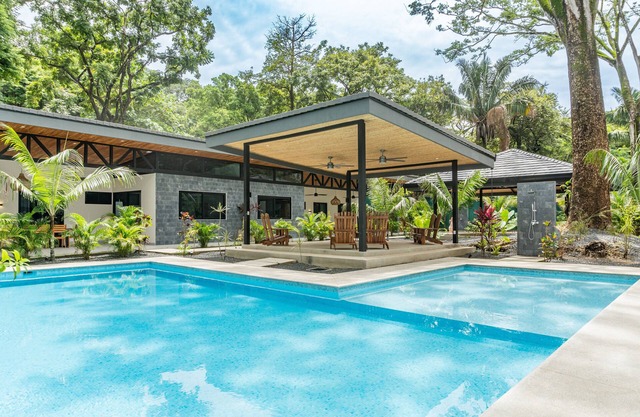 New Luxury Villa in central Guiones - walk to the beach, large pool & parking