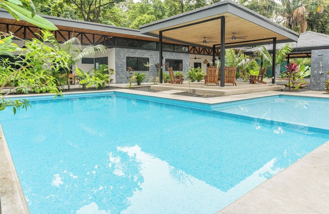 New Luxury Villa in central Guiones - walk to the beach, large pool & parking
