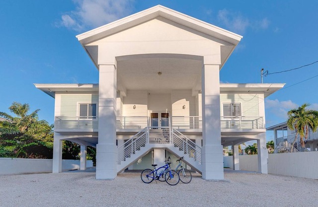 NEW LUXURY HOME WITH 60 BOAT DOCK AND POOL