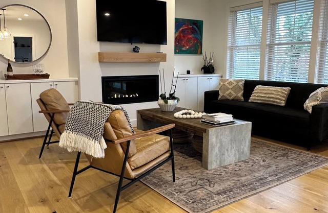 New Luxury Modern Farmhouse, Downtown C'Ville