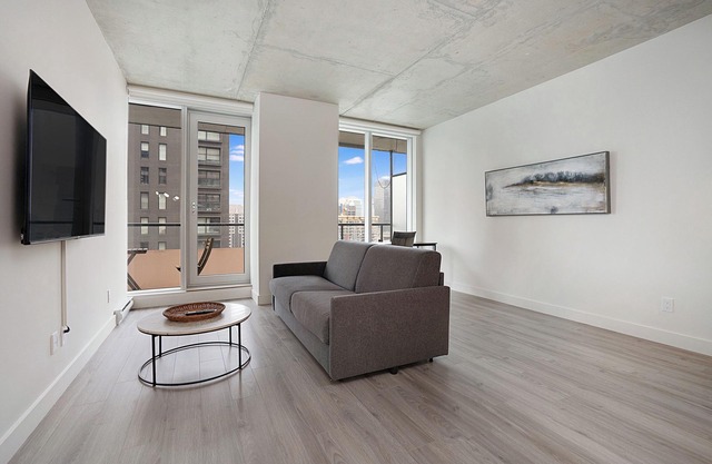 New Luxury Unit in Heart of MTL 701 | Metro access