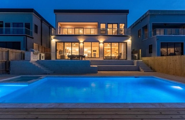 NEW Luxury Waterfront Home, With Pool, Sleeps 20