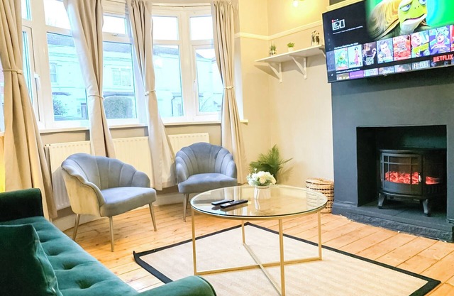 New Malden 3BDR House w/FREE Parking & Private Garden near Kingston & Wimbledon