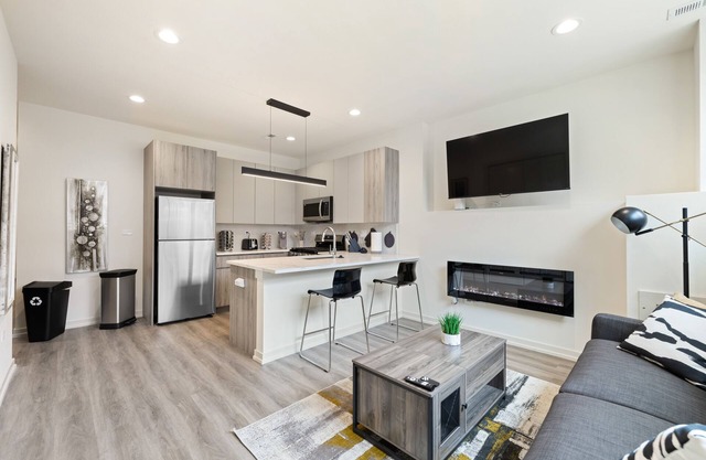 NEW modern 2BR apt near UofChicago & Hyde Park w/free Parking & pet-friendly!