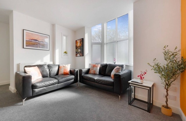 NEW! Modern 5-Bed Flat in Thornaby Rd, Big groups!