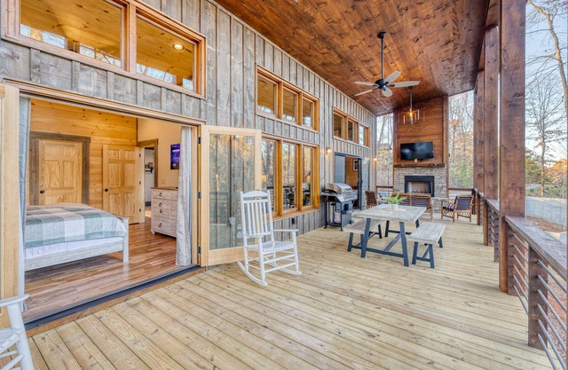 *New* Modern Cabin w/Serene Forest Views/Hot Tub/Spacious Decks