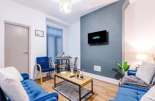 New! Modern Manchester 3 bedroom home, city centre, long stay discounts