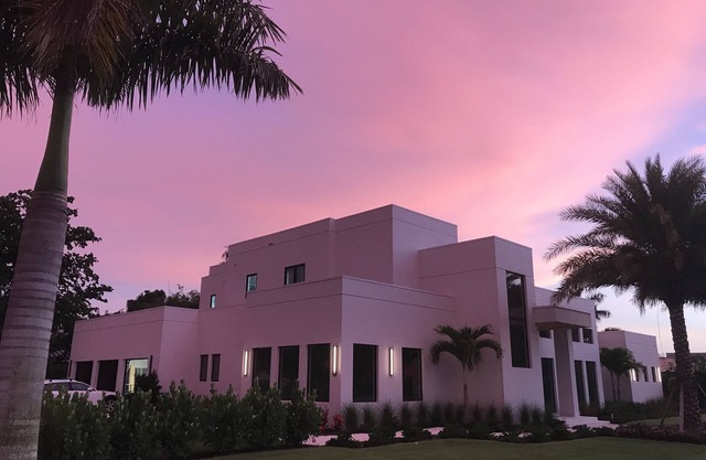 New Modern Home - Walk to beach