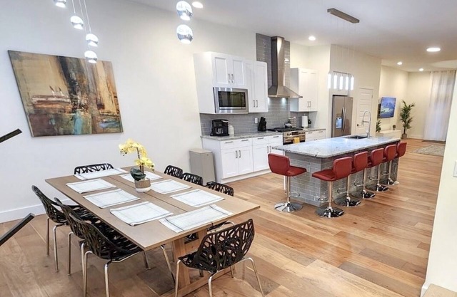 NEW Modern & Luxe 5BDR House. Sleep 14. Downtown 5min away