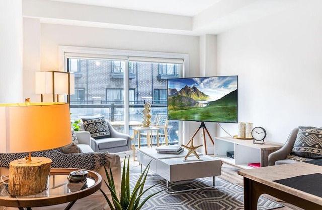New Modern Private Bedroom in a Luxury Town Home B