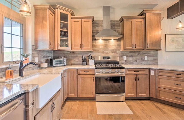 New Paltz Home w/ Fire Pit + Gas Fireplace!