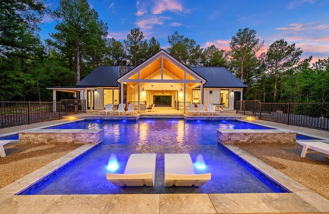 New Pool Cabin/Hot Tub/Arcade/Playset/2 Acres/Ping Pong/Shuffleboard/4 King Beds