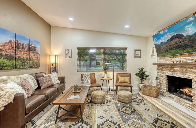 New! Prime Location/Fireplace/Private Yard