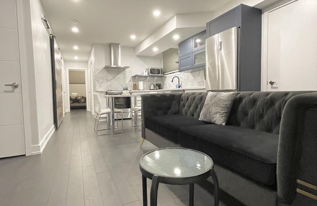 New Private Entrance Bright Boutique 1 Bedroom Designer Suite
