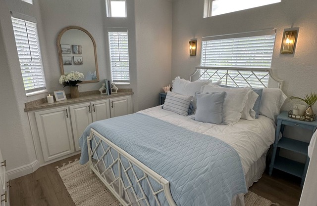 New! Recently updated, cozy bungalow across from the Juno Beach Pier.