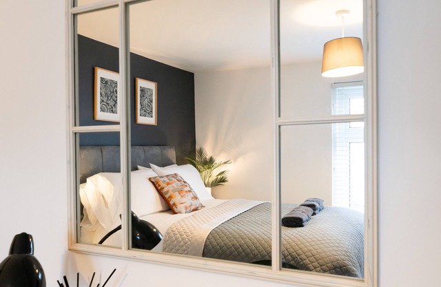 NEW! Refurbished 2-bed city centre House w/ Wi-Fi!