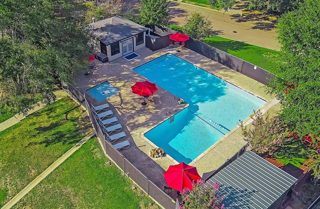 NEW! Regents Park Resort ~ Sparkling Pool, Tennis, Basketball, and Pickleball! ~