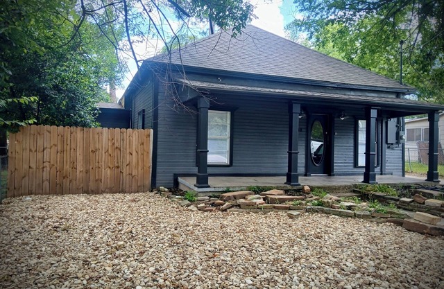 New Rental Promo, Discounted Rate! 2Bed/2Bath Home, Walk to Downtown Weatherford