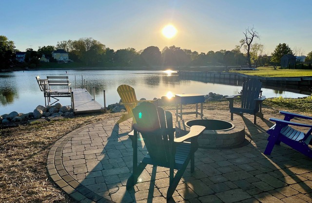 New! Riverfront Retreat! Dock! Near downtown & Neshotah Park. Dogs ok!