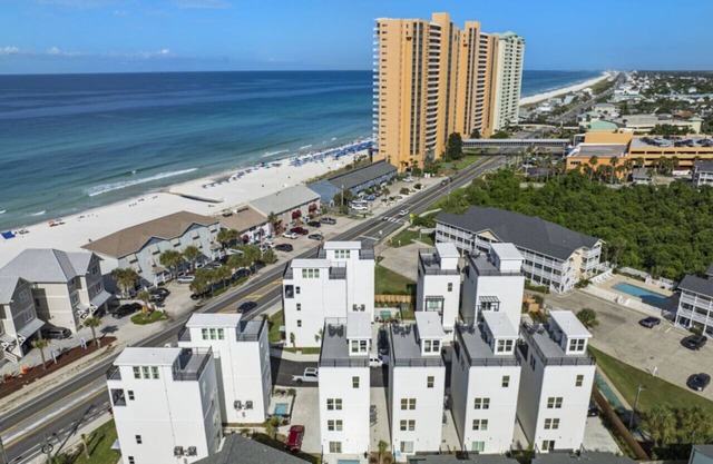 New~Rooftop Ocean Views + Pool