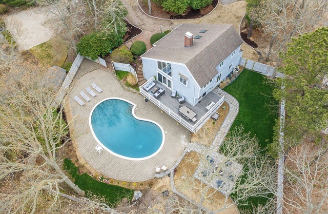 New Seabury Home w/golf course view. Salted heat pool & mins to the beach!