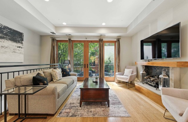 NEW! Spacious 3-Bed West Loop Townhouse, 1 Car Garage